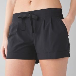 Lululemon🍋 Black Spring Break Away Short II Size 6